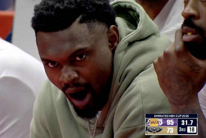 看困了！鹈鹕大赛果分跟跑位，锡安在替补区打哈欠